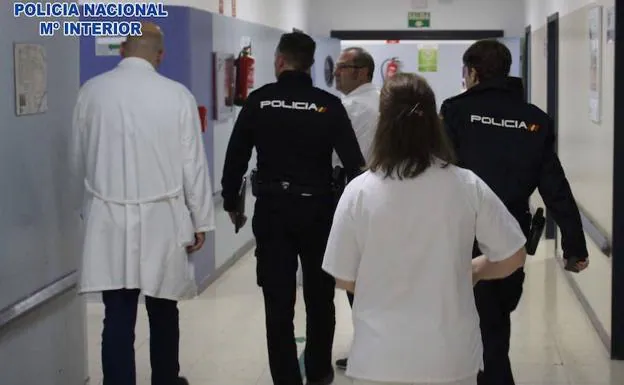 Agentes de Policía Nacional con varios sanitarios en el hospital de Torrecárdenas. 