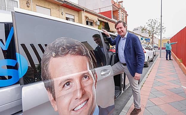 Imagen principal - Pablo Hispán se sube a la furgoneta con la que recorren los pueblos de Granada durante esta campaña. Pablo Hispán y Concha de Santa Ana de campaña en Pinos del Valle. Al fondo, Carlos Rojas. Pablo Hispán y la candidata a la alcaldía de Pinos Puente, Cristina Guzmán, en el mercadillo. 