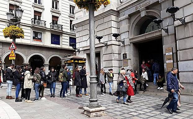 Imagen principal - La Junta Electoral amplía el voto por correo hasta el jueves