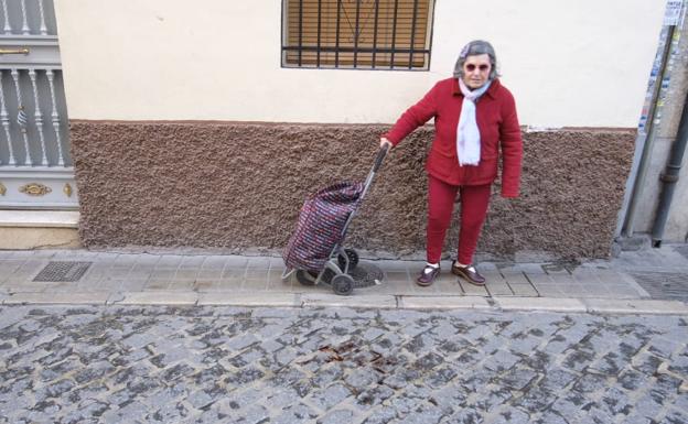 Una vecina observa el charco de sangre