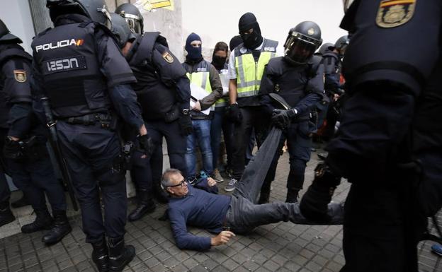 Incidentes a la puerta de un colegio electoral el 1-O en Barcelona.