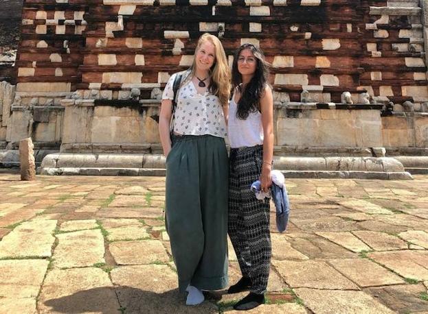 Las accitanas Ana y María en Anurandhapura, Sri Lanka. 