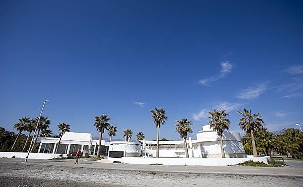 El chiringuito Oleaje está cerrado mientras se resuelve la revocación de su concesión. 