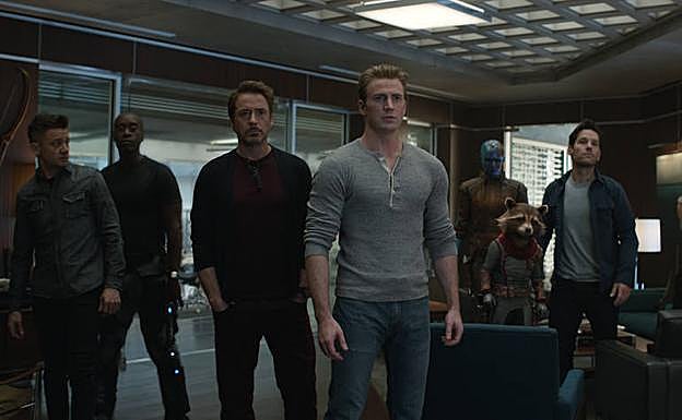 Robert Downey Jr. junto al resto de los Vengadores en la última entrega de la saga.