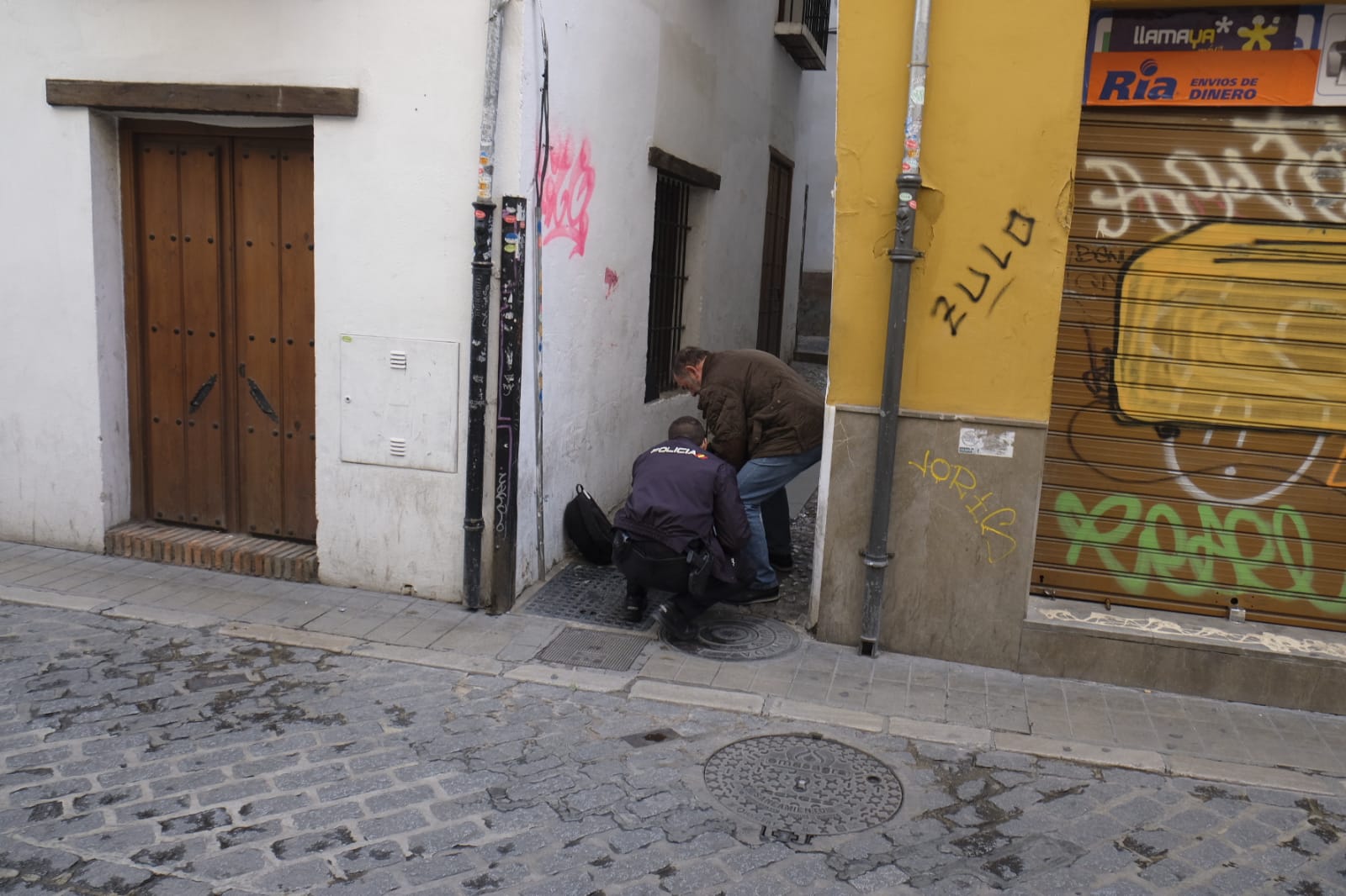 La céntrica calle de Granada se ha covnertido en escenario de un asesinato en la madrugada de este miércoles