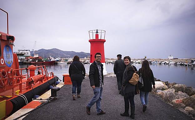 Imagen principal - La comitiva de Unidas Podemos denunció el CATE (Centro de Atención Temporal de extranjeros) del Puerto de Motril.