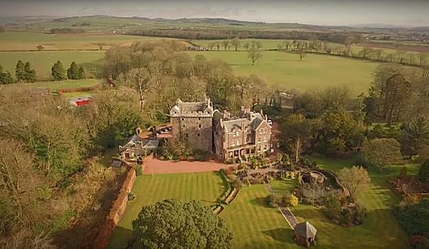 Castillo de Dumfriesshore, propiedad de Richard Scott, a la izquierda, considerado el mayor terrateniente británico y europeo.