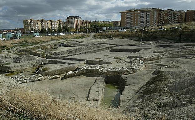 Restos de la muralla del periodo Calcolítico aparecidos en Marroquíes Bajos. 