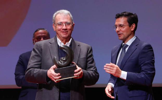 Jaramillo recibió el galardón de manos del alcalde, Francisco Cuenca.