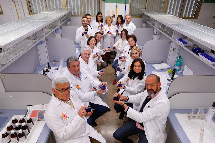 Catadores expertos analizan la calidad de aceites, vinos, frutas y hortalizas, ginebras, pan...  Puedes leer el reportaje completo aquí