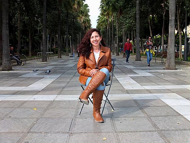 Raquel Martínez Aguilera se sienta en la silla de jardín de IDEAL en la Rambla de Almería.