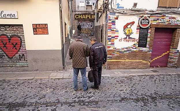 Policías examinan el lugar del crimen en calle Elvira.