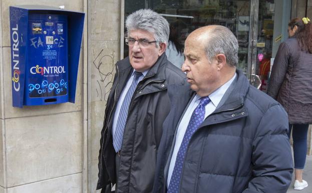 José Torres Hurtado, junto a su abogado, Pablo Luna, el día que declaró como investigado en mayo de 2016 ante la instructora. 