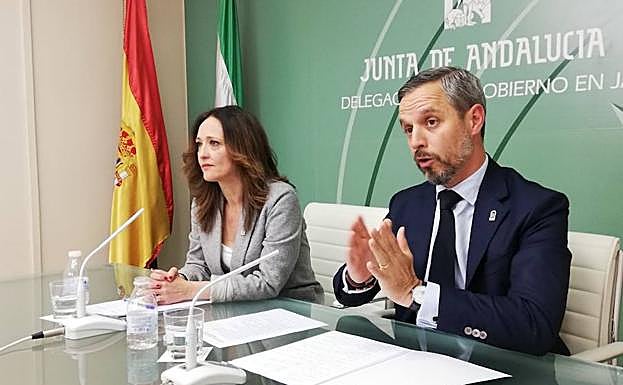 El consejero Juan Bravo junto a la delegada del Gobierno en Jaén Maribel Lozano. 