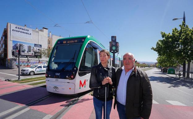 La historia de la joven invidente salvada por un policía local en la vía del metro de Granada