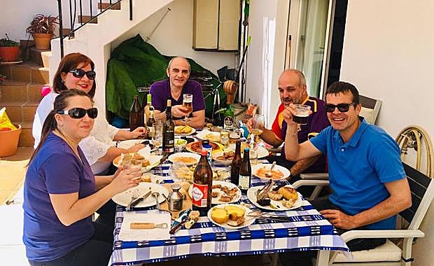 Pedro Honrubia (d), cabeza de lista de Unidas Podemos, almuerza junto a parte de su equipo electoral.