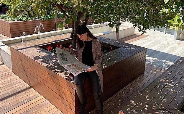 Macarena Olona, candidata de Vox, lee un periódico durante la jornada de reflexión.