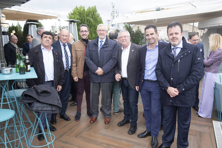 Amigos, familiares y compañeros del mundo empresarial y de la Federación Provincial de Hostelería despidieron a Trinitario Betoret como presidente de la institución, cargo que dejó antes de ser incluido en la lista del PP para el Ayuntamiento de Granada en las próximas elecciones municipales, una plaza a la que finalmente ha renunciado por motivos personales. La cita fue en la terraza del Hotel Carmen.
