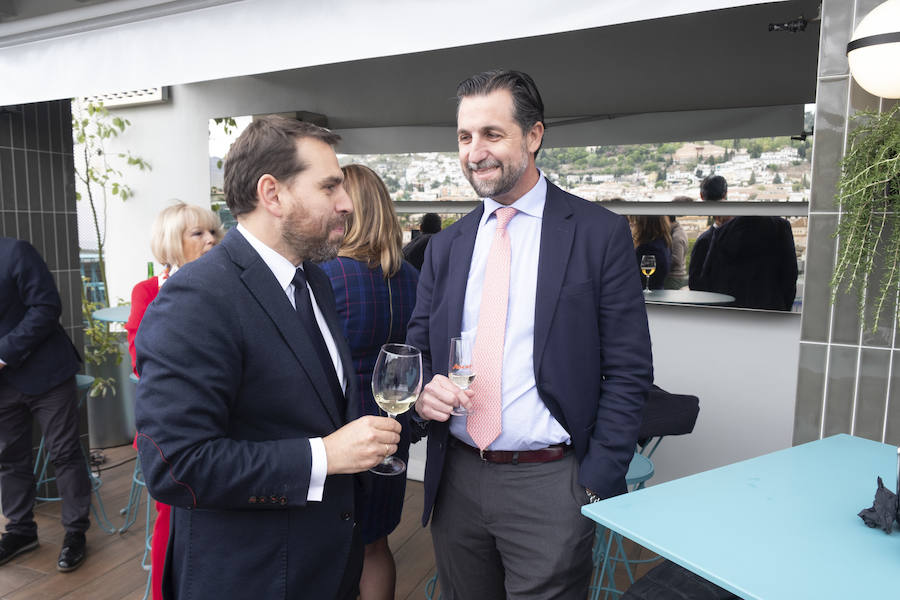 Amigos, familiares y compañeros del mundo empresarial y de la Federación Provincial de Hostelería despidieron a Trinitario Betoret como presidente de la institución, cargo que dejó antes de ser incluido en la lista del PP para el Ayuntamiento de Granada en las próximas elecciones municipales, una plaza a la que finalmente ha renunciado por motivos personales. La cita fue en la terraza del Hotel Carmen.