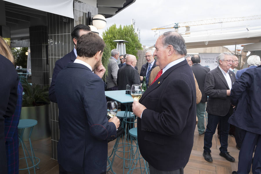 Amigos, familiares y compañeros del mundo empresarial y de la Federación Provincial de Hostelería despidieron a Trinitario Betoret como presidente de la institución, cargo que dejó antes de ser incluido en la lista del PP para el Ayuntamiento de Granada en las próximas elecciones municipales, una plaza a la que finalmente ha renunciado por motivos personales. La cita fue en la terraza del Hotel Carmen.