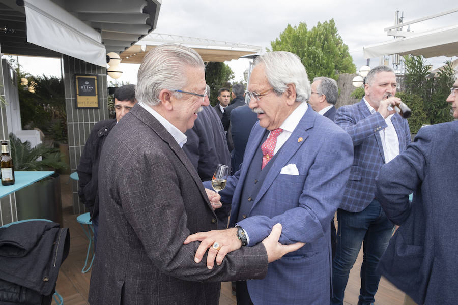 Amigos, familiares y compañeros del mundo empresarial y de la Federación Provincial de Hostelería despidieron a Trinitario Betoret como presidente de la institución, cargo que dejó antes de ser incluido en la lista del PP para el Ayuntamiento de Granada en las próximas elecciones municipales, una plaza a la que finalmente ha renunciado por motivos personales. La cita fue en la terraza del Hotel Carmen.
