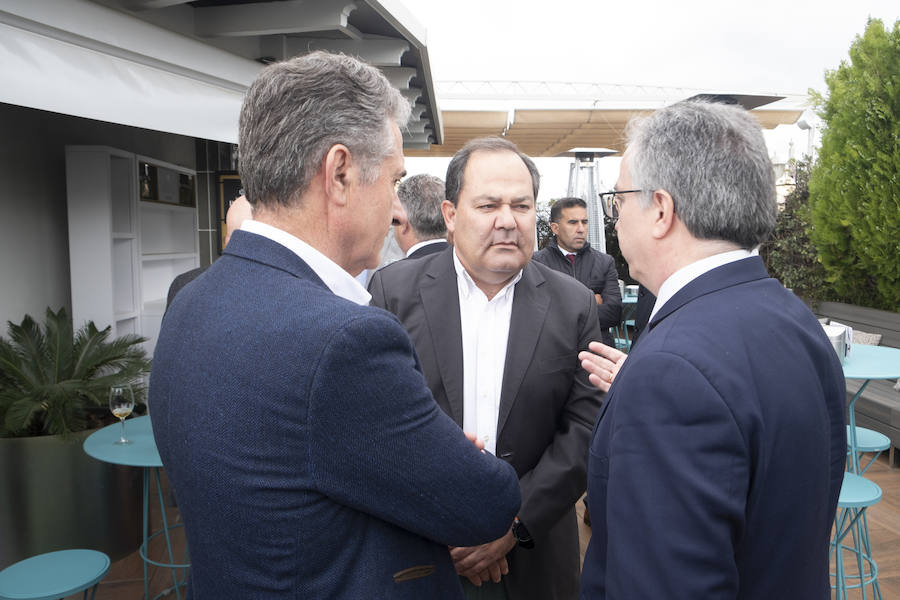 Amigos, familiares y compañeros del mundo empresarial y de la Federación Provincial de Hostelería despidieron a Trinitario Betoret como presidente de la institución, cargo que dejó antes de ser incluido en la lista del PP para el Ayuntamiento de Granada en las próximas elecciones municipales, una plaza a la que finalmente ha renunciado por motivos personales. La cita fue en la terraza del Hotel Carmen.