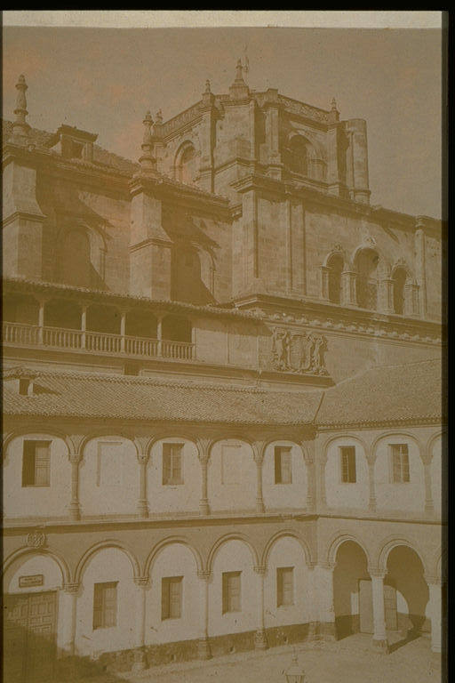 Torre chata y claustro tapiado utilizado como viviendas de soldados