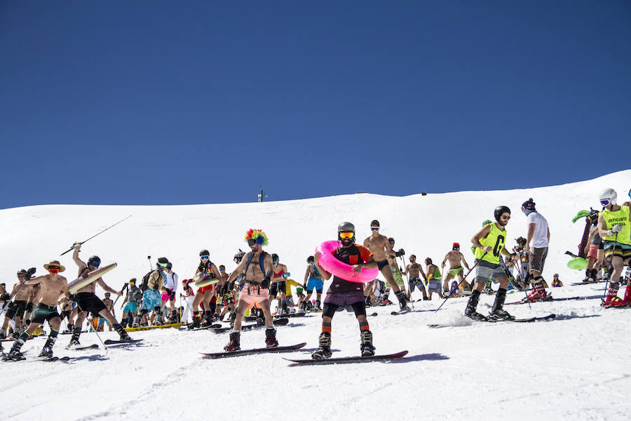 500 de esquiadores y snowboarders han participado este sábado en la VII Bajada en Bañador