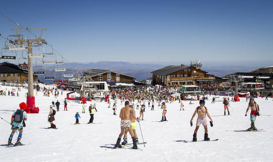 500 de esquiadores y snowboarders han participado este sábado en la VII Bajada en Bañador