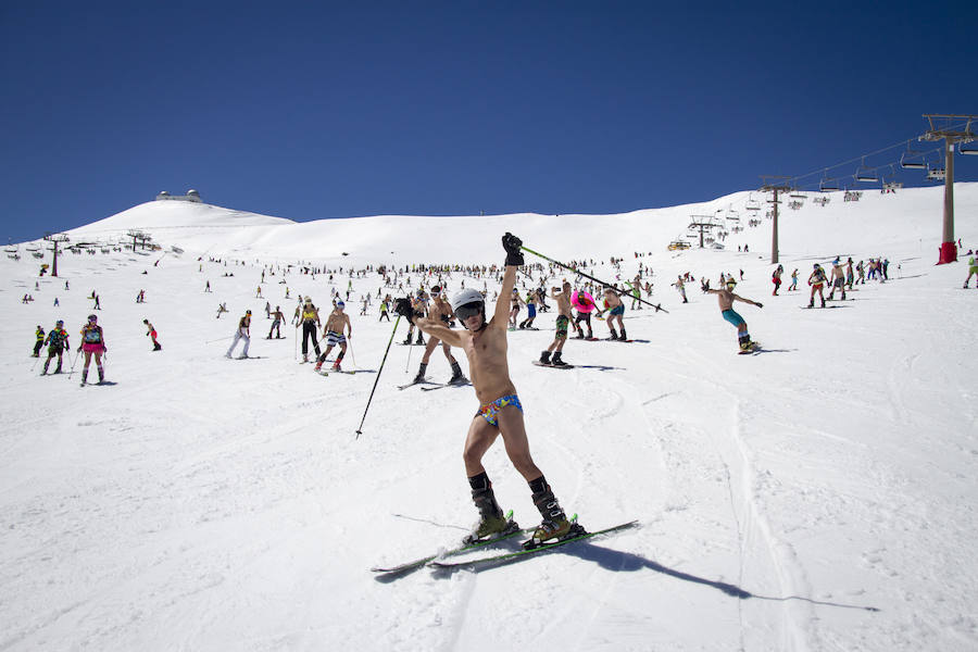 500 de esquiadores y snowboarders han participado este sábado en la VII Bajada en Bañador