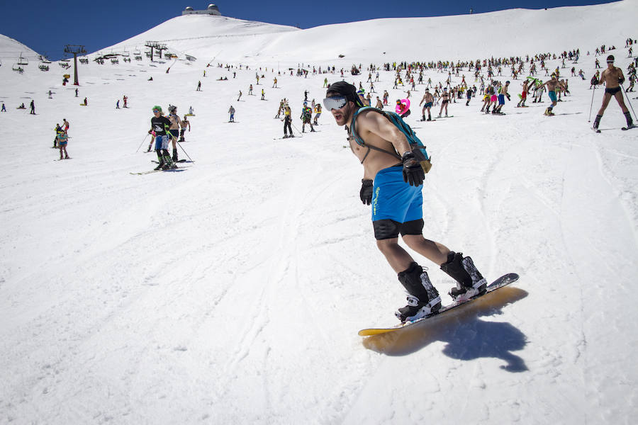 500 de esquiadores y snowboarders han participado este sábado en la VII Bajada en Bañador