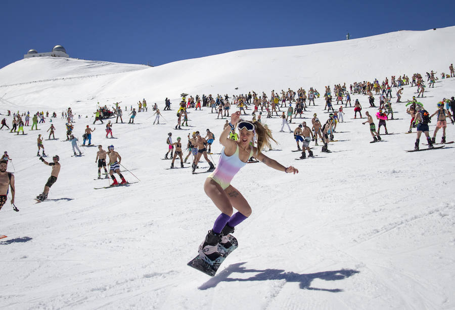 500 de esquiadores y snowboarders han participado este sábado en la VII Bajada en Bañador