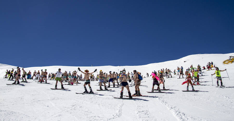 500 de esquiadores y snowboarders han participado este sábado en la VII Bajada en Bañador