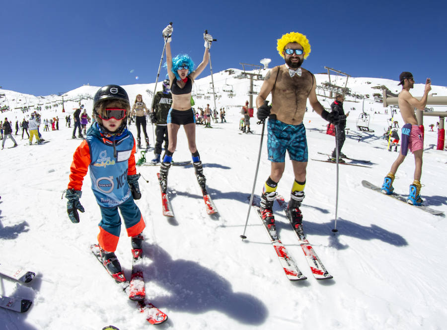 500 de esquiadores y snowboarders han participado este sábado en la VII Bajada en Bañador
