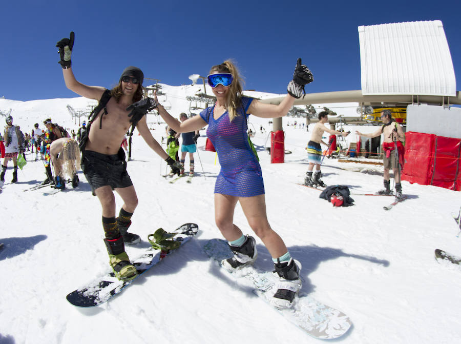 500 de esquiadores y snowboarders han participado este sábado en la VII Bajada en Bañador