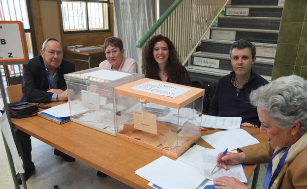 Varios ciudadanos cumplen con su deber electoral jundo a varios apoderados de los partidos. 