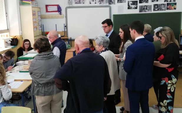 Colas en el colegio Alcalá Venceslada pasadas las diez de la mañana. 