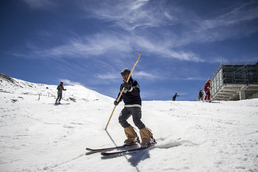 La bajada de la Peña Telemarkera Rikitaum cerró el programa de recaudación de fondos para la lucha contra esta enfermedad