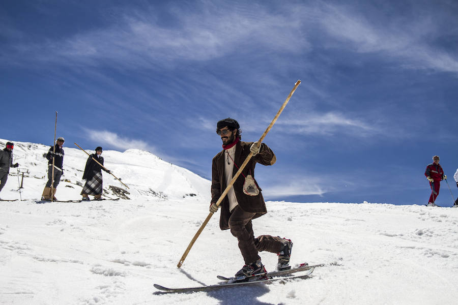 La bajada de la Peña Telemarkera Rikitaum cerró el programa de recaudación de fondos para la lucha contra esta enfermedad