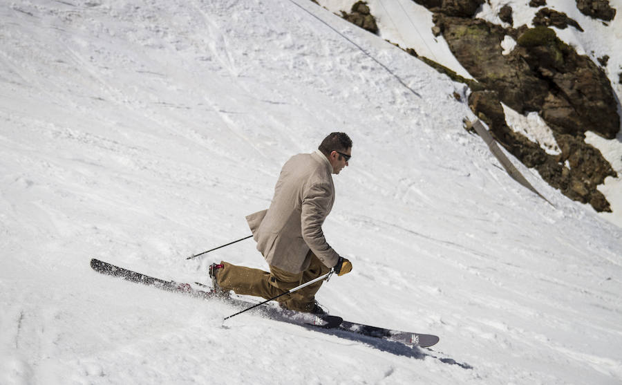 La bajada de la Peña Telemarkera Rikitaum cerró el programa de recaudación de fondos para la lucha contra esta enfermedad