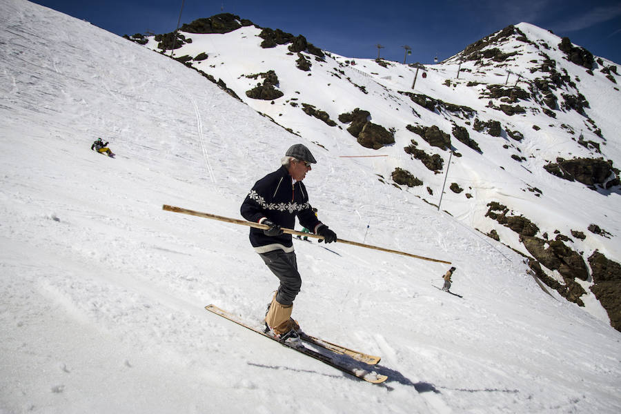 La bajada de la Peña Telemarkera Rikitaum cerró el programa de recaudación de fondos para la lucha contra esta enfermedad