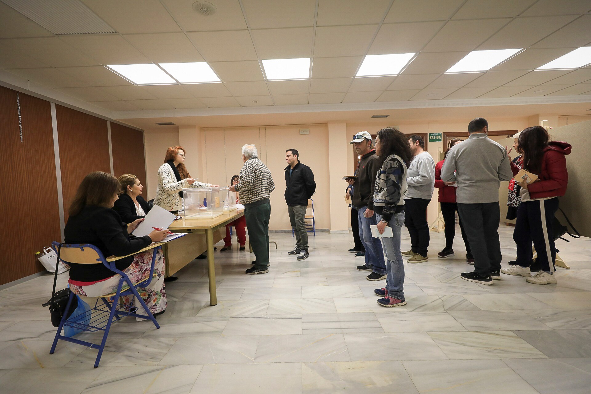 Votantes esperan en un colegio de Cenes de la Vega para ejercer su derecho.