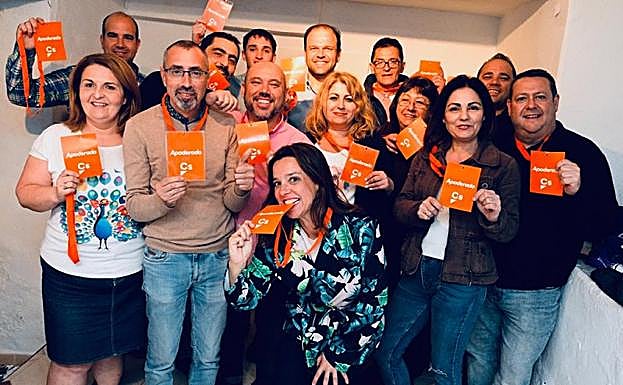 La candidata de Cs a las municipales de Almuñécar, Beatriz González Orce, celebra el resultado con su equipo. 
