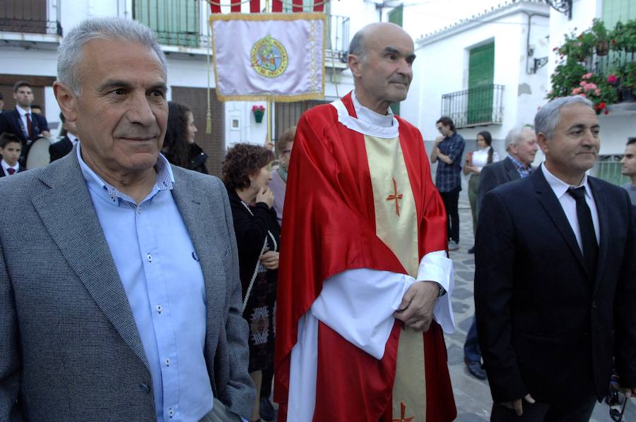 La iglesia de este municipio alpujarreño posee imágenes de gran valor y una colección de indumentaria litúrgica, alguna bordada con hilos de oro y plata