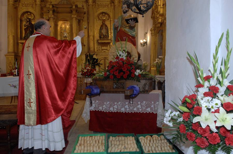 La iglesia de este municipio alpujarreño posee imágenes de gran valor y una colección de indumentaria litúrgica, alguna bordada con hilos de oro y plata