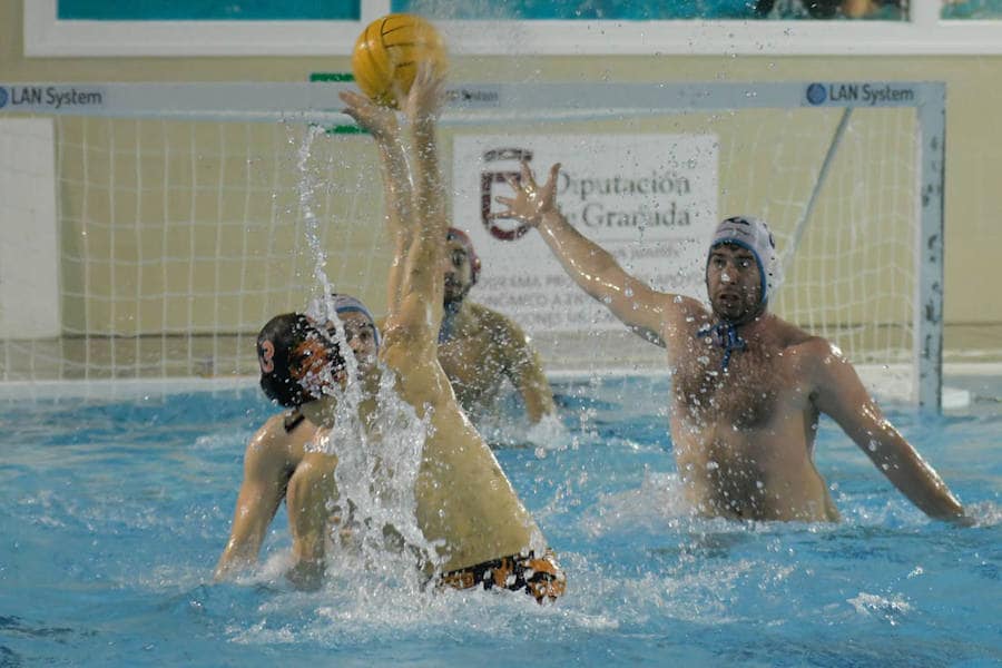 Un partido de waterpolo disputado en Huétor Vega. 