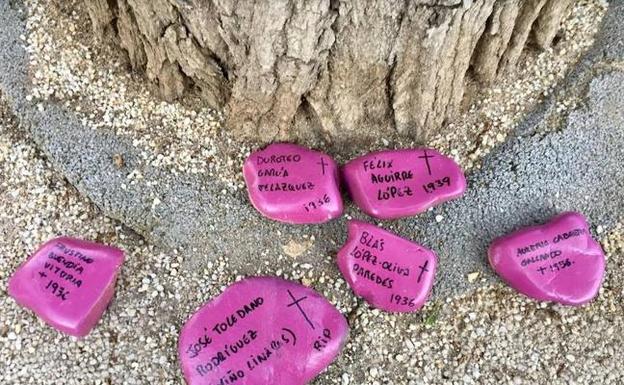 Piedras dejadas en las calles de Toledo que están pintadas de morado y en ellas están escritos los nombres de represaliados por el franquismo.