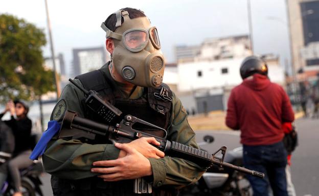 Imagen principal - El significado de las cintas azules que usan algunos militares en la crisis de Venezuela