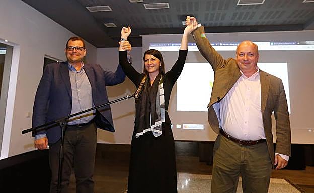 Macarena Olona junto a Onofre Miralles (izquierda) y Manuel Martín (derecha) e la noche del 28-A.