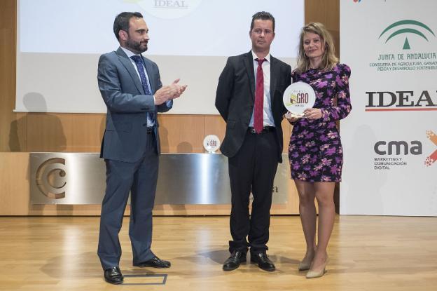 Quico Chirino, jefe de Información de IDEAL, junto a Miguel Ángel García y Beatriz García, de la Fundación Miguel García Sánchez.